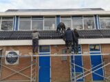 Plaatsing zonnepanelen (deel 2) op dak van kantine op zaterdag 28 januari 2023 (3/22)